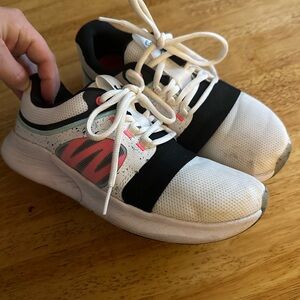 Women/Girls underarmour tennis shoes